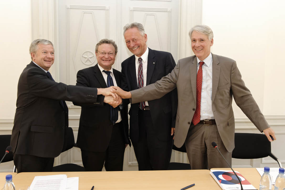 La CCI de Strasbourg et du Bas-Rhin, la CCI de Région Alsace et l’IHK de Karlsruhe en 2013, lors de la signature d’une convention de partenariat Les classes sortent en boîte © Benoît Linder
