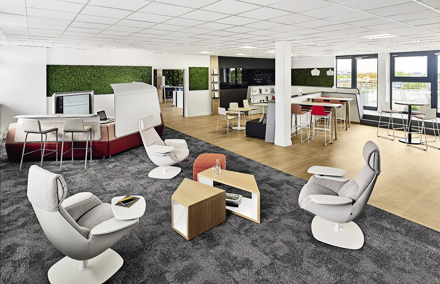 Ambiance startup pour le workcafé au siège Steelcase de Schiltigheim. Un espace innovant conçu       pour favoriser le travail collaboratif, la créativité et l’innovation. © DR