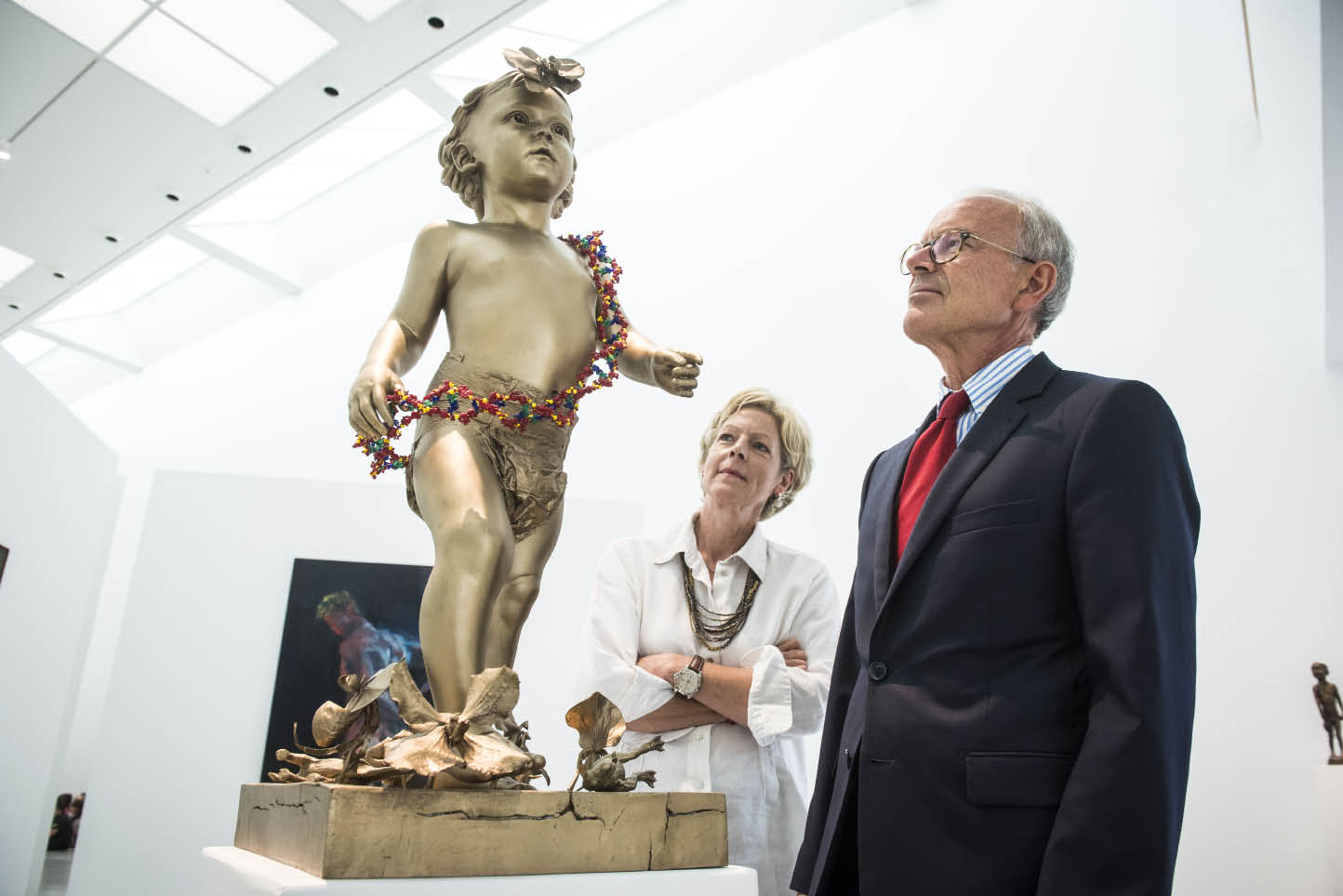 Pierre Hugel et Marie-France Bertrand, directrice du Musée Würth, devant une œuvre de l’artiste anglais Marc Quinn © Dorothée Parent