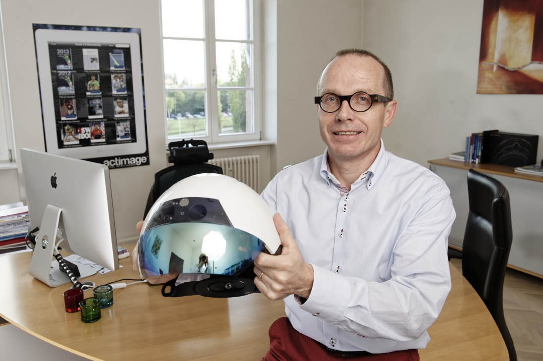 Marc Lott présente un casque de réalité augmentée (AR) pour l'industrie, mis en œuvre avec la plate-forme ActiNote. © Benoît Linder