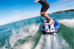Alsasurf souhaite démocratiser la pratique du jet surf, en la rendant accessible aux personnes à mobilité réduite. © DR