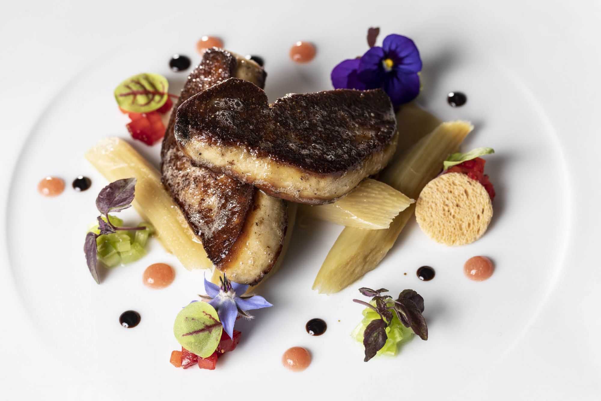 Foie gras de canard poêlé, rhubarbe  confite et crue, fraise