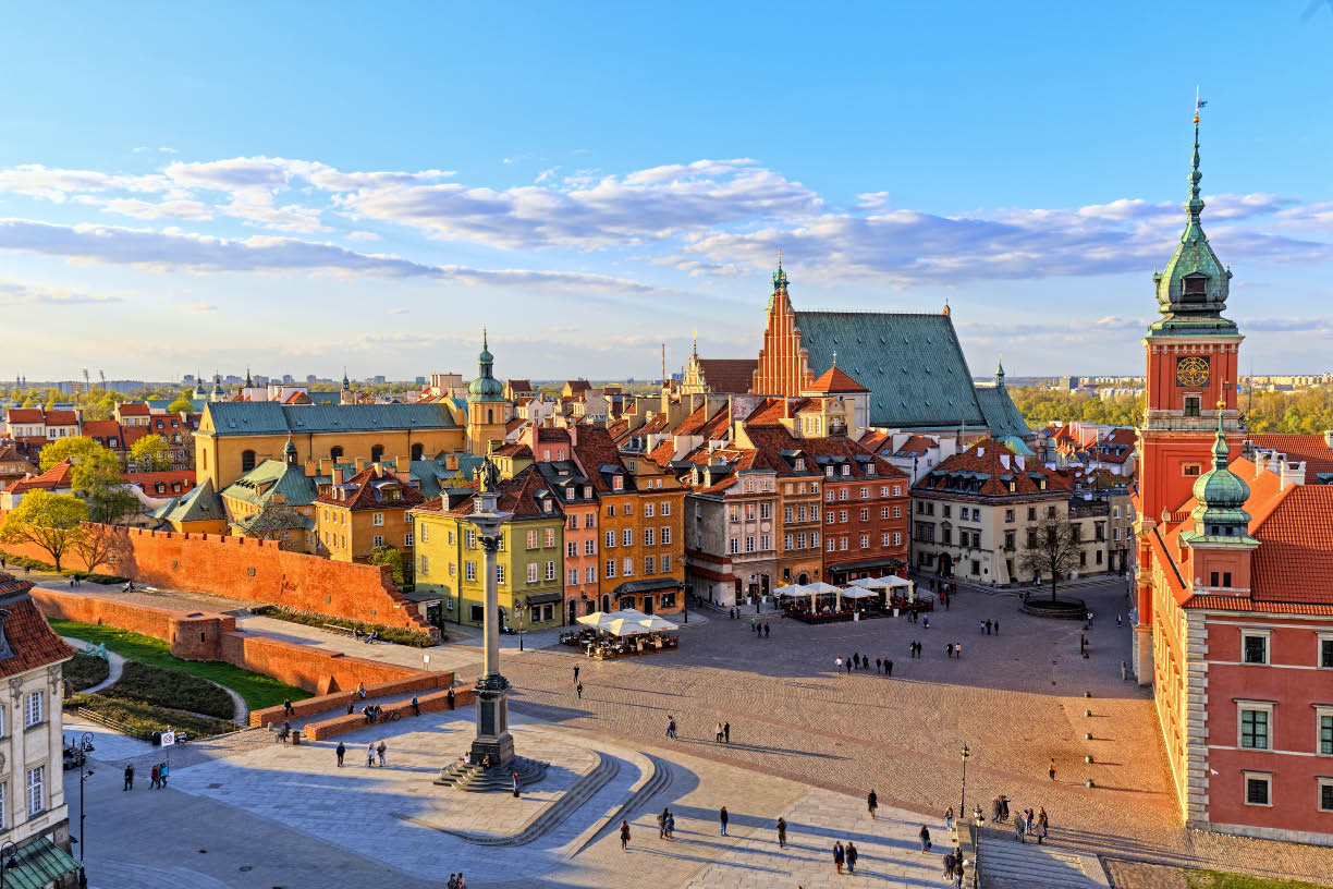 Très endommagé pendant la guerre, le centre historique de Varsovie  a retrouvé tout son charme. © Adobe Stock