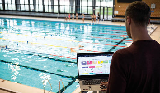 Avec EducaSwim, l’enseignant construit sa séance de natation grâce à un panel de 90 exercices adaptés à chaque niveau. © Dorothée Parent