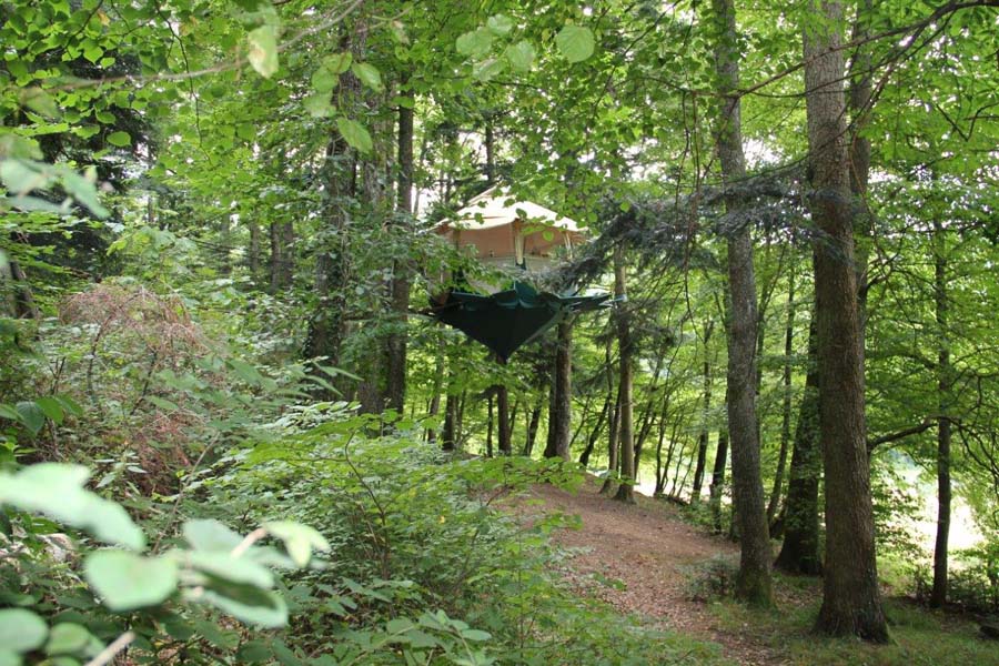 La Campanule, hébergement insolite aux allures de nénuphar, est suspendu à 5 mètres du sol. A découvrir à Buhl (Alsace) © DR