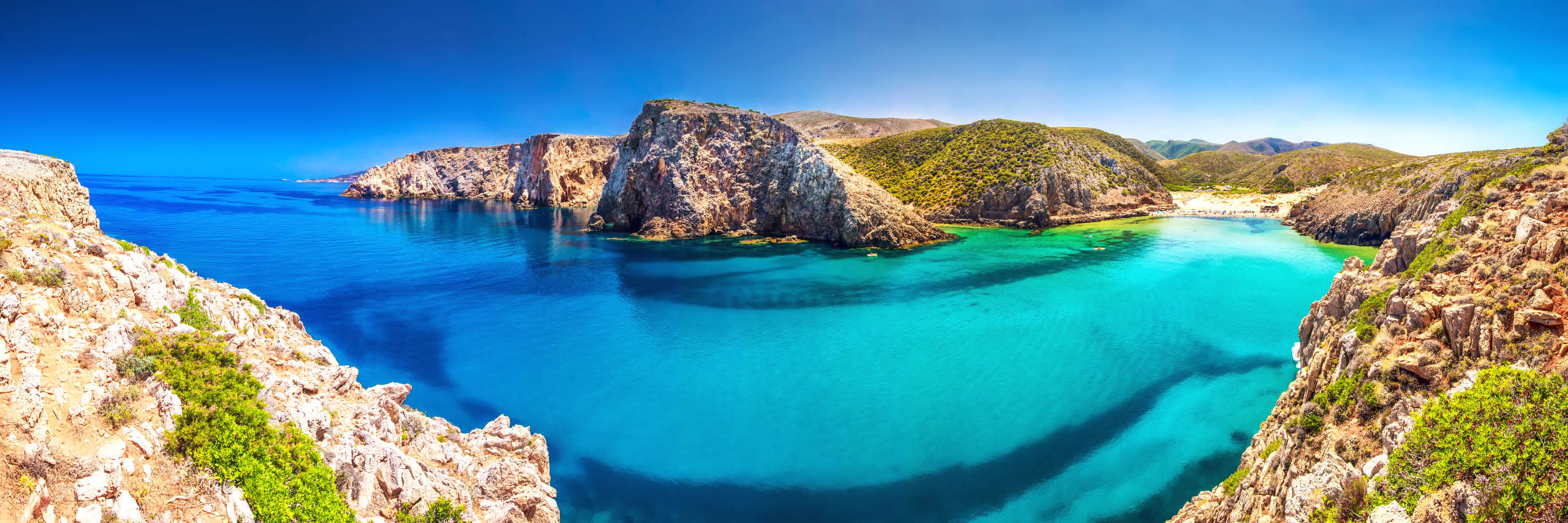 La Costa Smeralda au nord-est de la Sardaigne aligne ses plages de sable blanc. © Adobe Stock