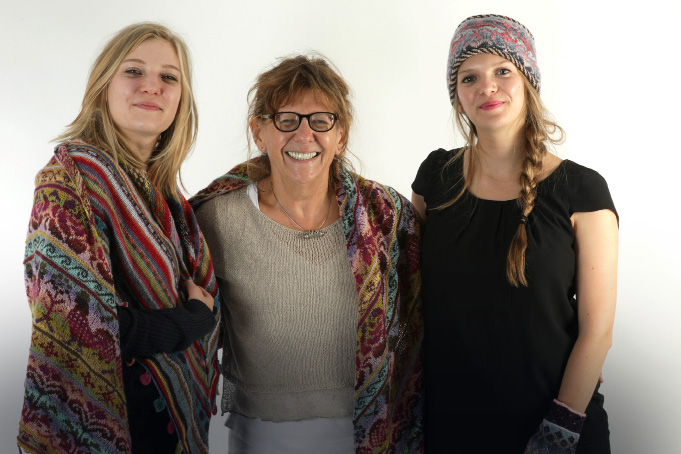 Patricia et ses filles passionnées de tricot et de broderie © Jean-Luc Syren