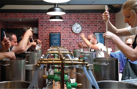 Les apprentis brasseurs participent à tout le processus de fabrication de leur propre bière. © DR