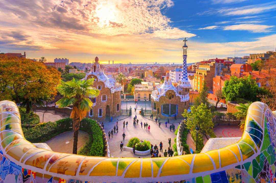 La capitale de la Catalogne attire environ 23,5 millions de visiteurs par an. C'est la troisième ville touristique en Europe. © Adobe Stock