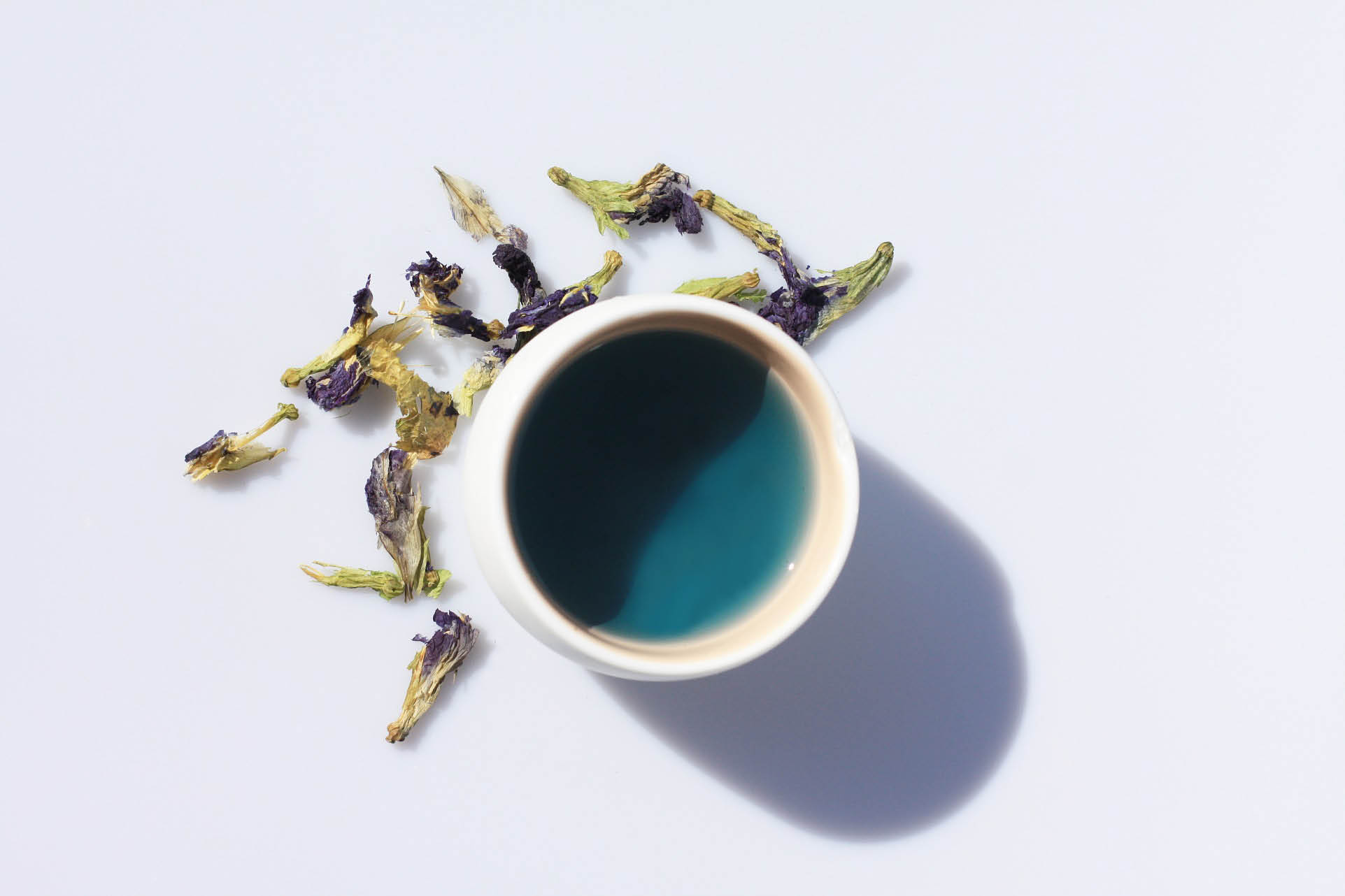 L’infusion Sapphire, à base de fleurs de pois bleu papillon, devient violette au contact de quelques gouttes de jus de citron. © DR 