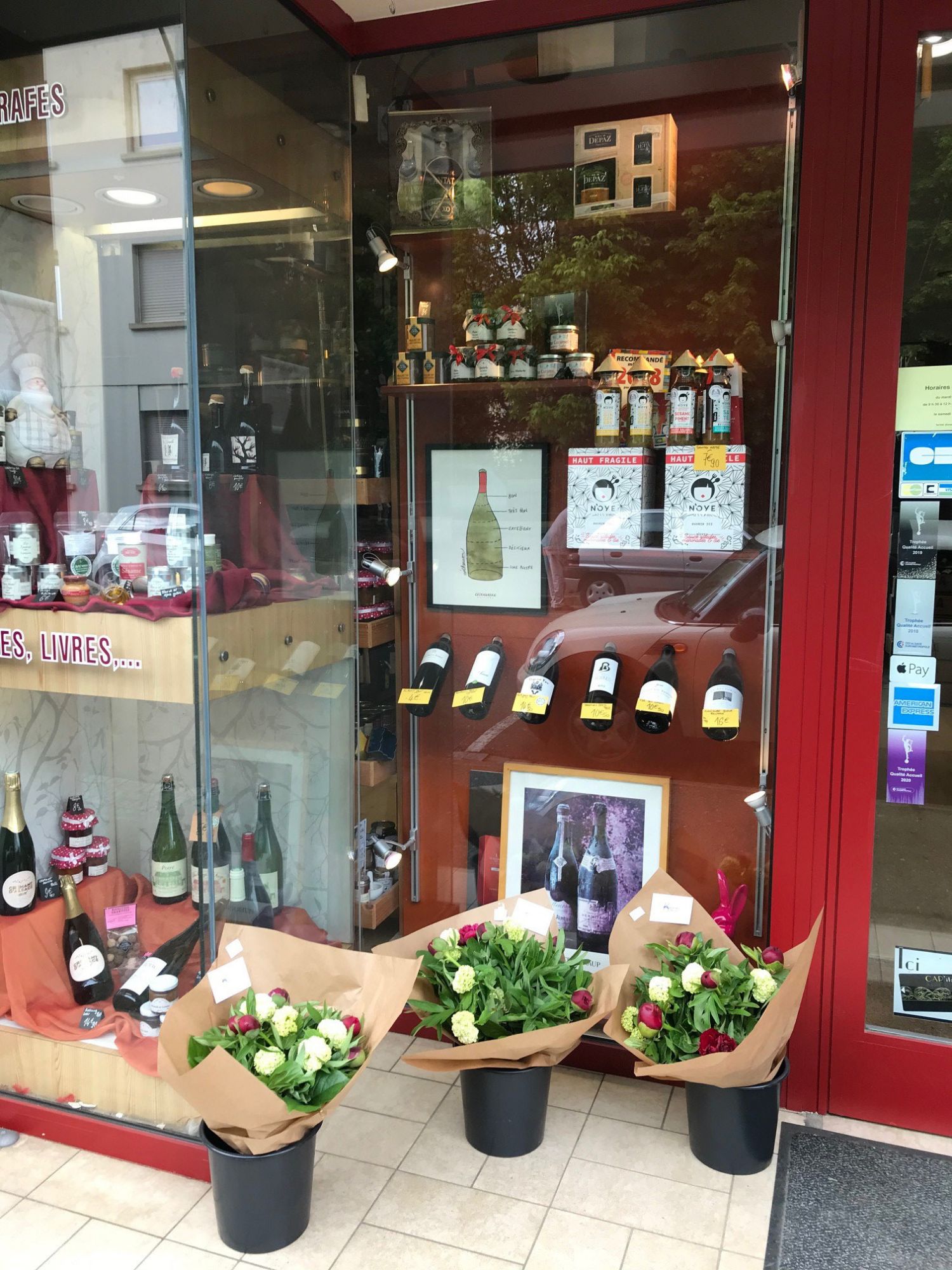 À Haguenau,  le caviste Vins  et Terroirs a proposé au fleuriste Kintesens de vendre ses bouquets. © DR