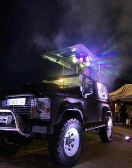 Mix’n’Truck peut diffuser du son et de la lumière de n’importe où et accueillir sur son podium speakers, DJ ou musiciens. © DR