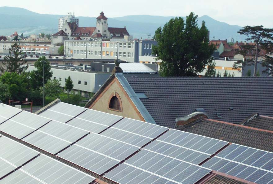 Deux coopératives alsacienne et allemande ont installé des panneaux solaires d'une puissance de 400 W sur une usine de Colmar. © DR