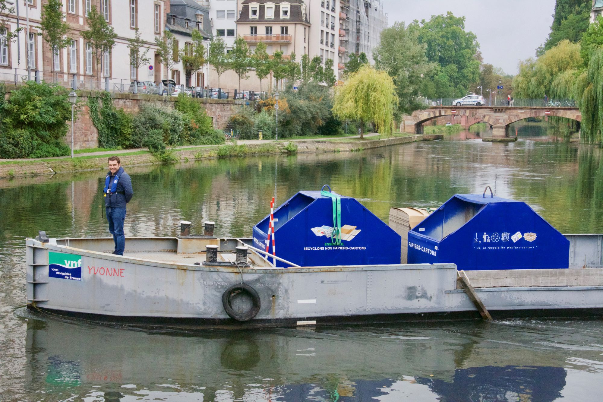 Les vélos et bateaux sont pleins à l’aller comme au retour, de par la collecte de déchets dans des contenants de 240 litres. © CCI Alsace Eurométropole
