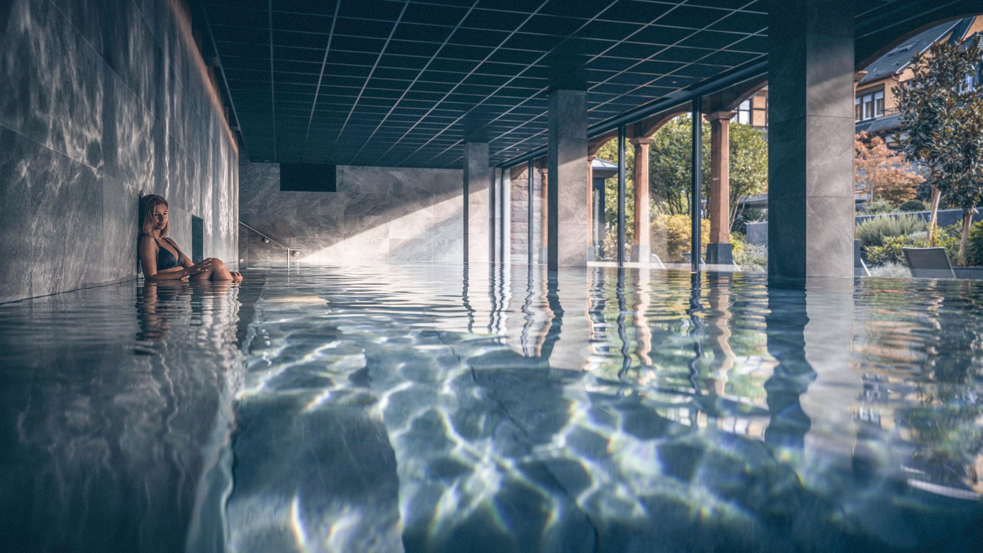 Un labyrinthe de 330 m² de bains, mêle couloirs d’eau, bassins intérieurs et extérieurs, salles immergées. © DR - Architectes : Constans et Siegrist Associés 
