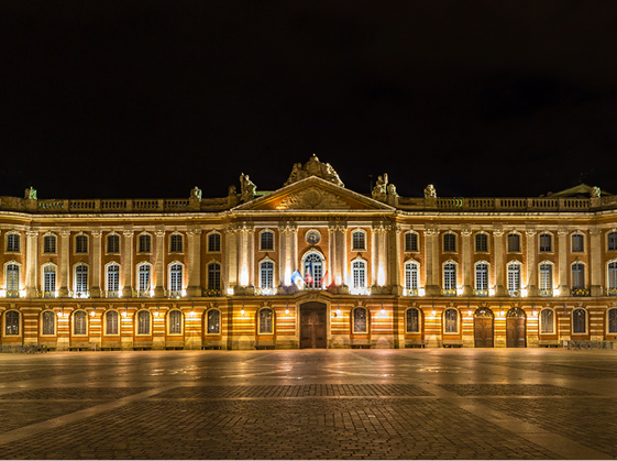 Le Capitole, symbole de la ville rose, abrite sa mairie et son théâtre. © Adobe Stock