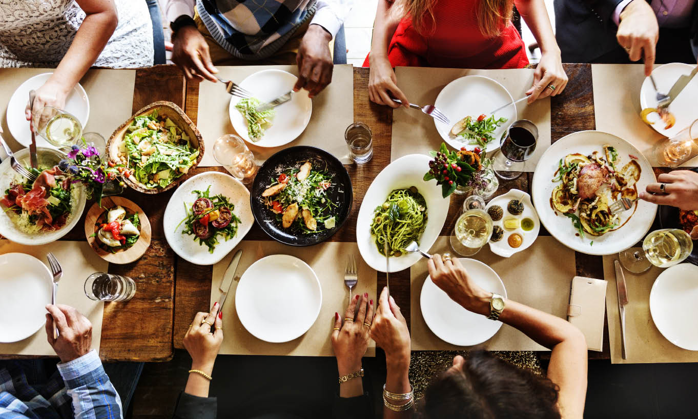 Les restaurants s’engagent vers des valeurs comme la santé, le bio, le bien-être animal ou la protection de la planète. © Adobe Stock 