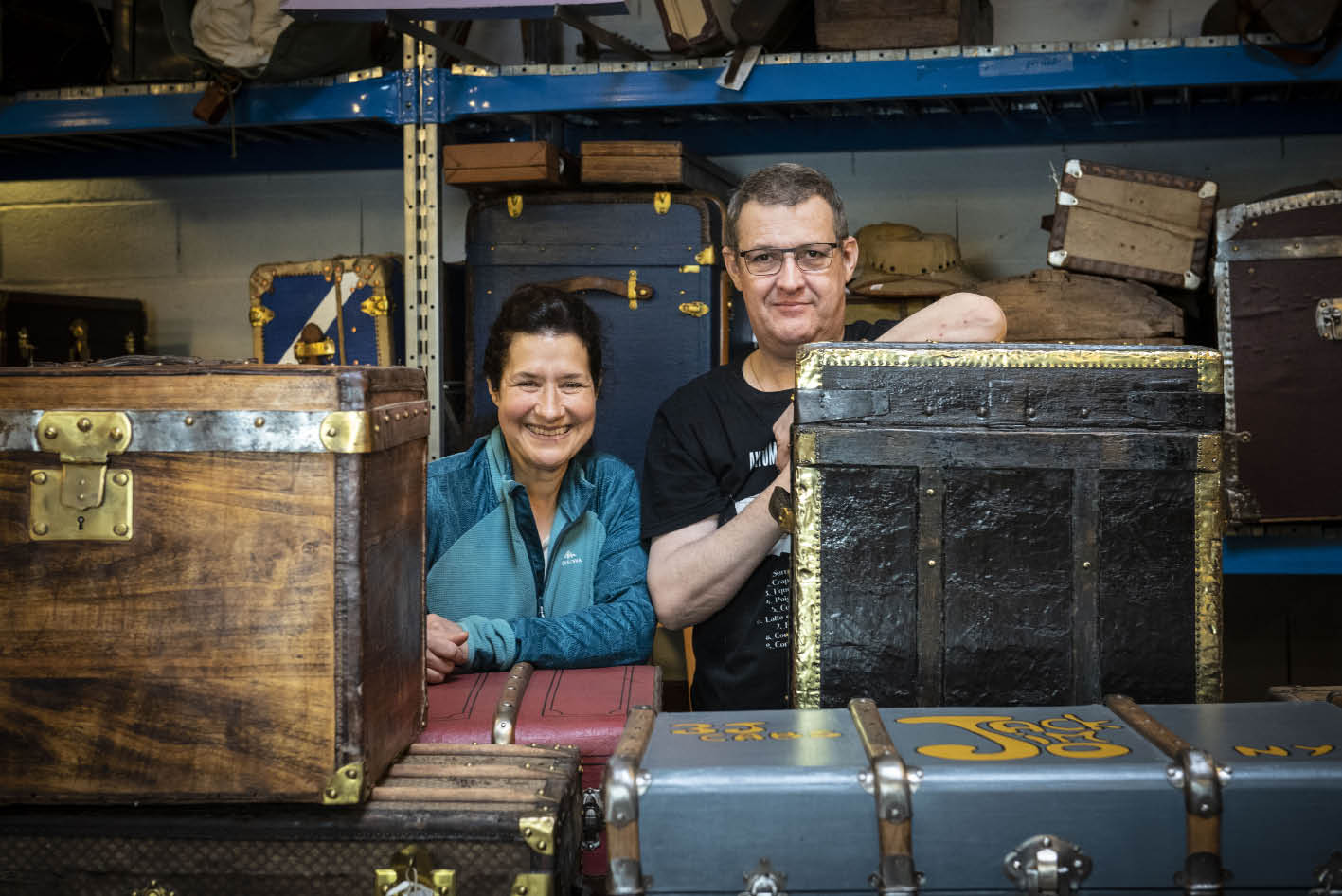 Marie et Jean-Philippe Rolland sont régulièrement sollicités par des commissaires-priseurs pour estimer la valeur de malles anciennes. © Dorothée Parent