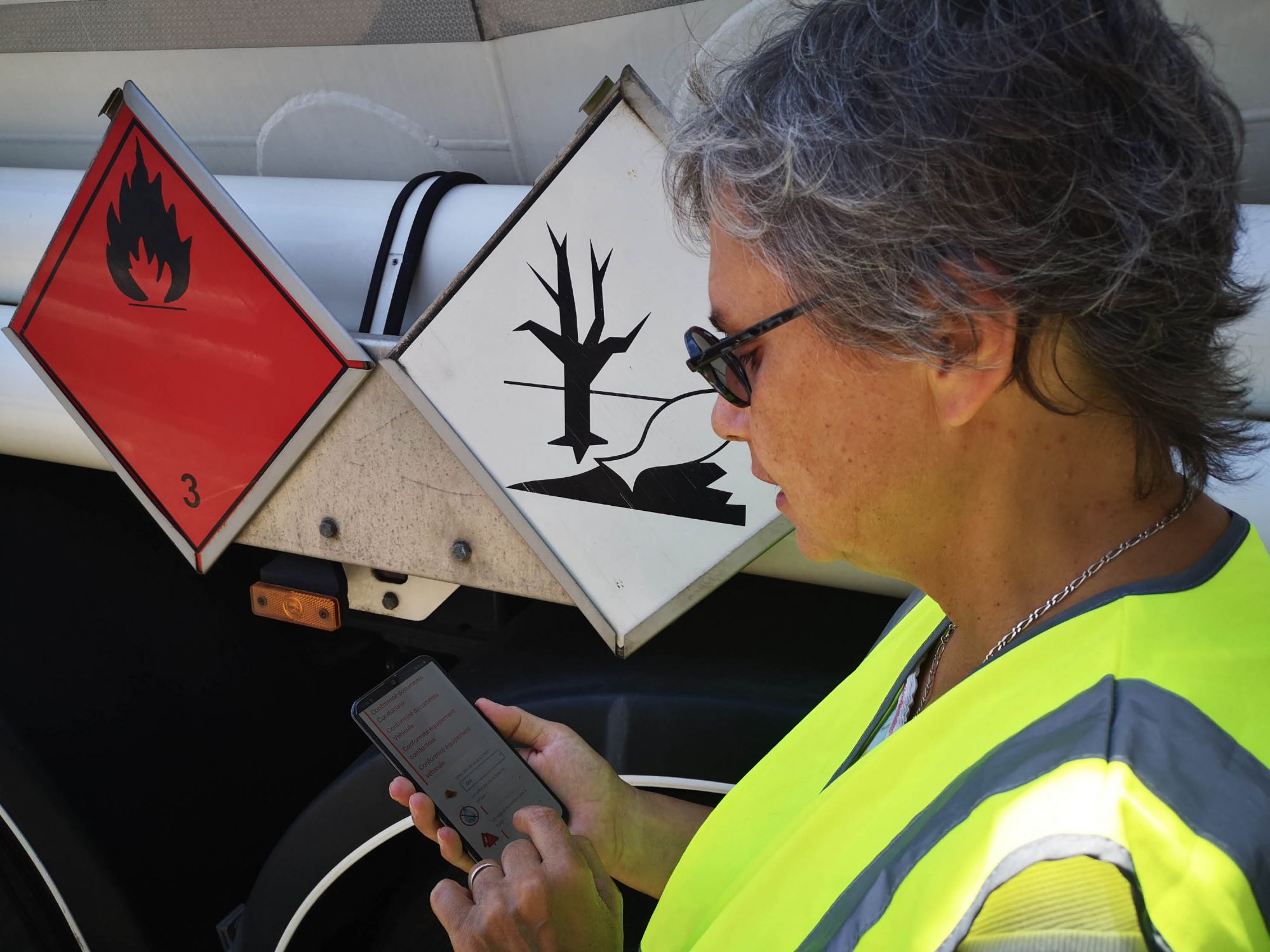 Annie Clauss, chargée de projet Alsace Conseils-QuickADR, procède au test de l’application lors du contrôle d'un camion-citerne. © DR 