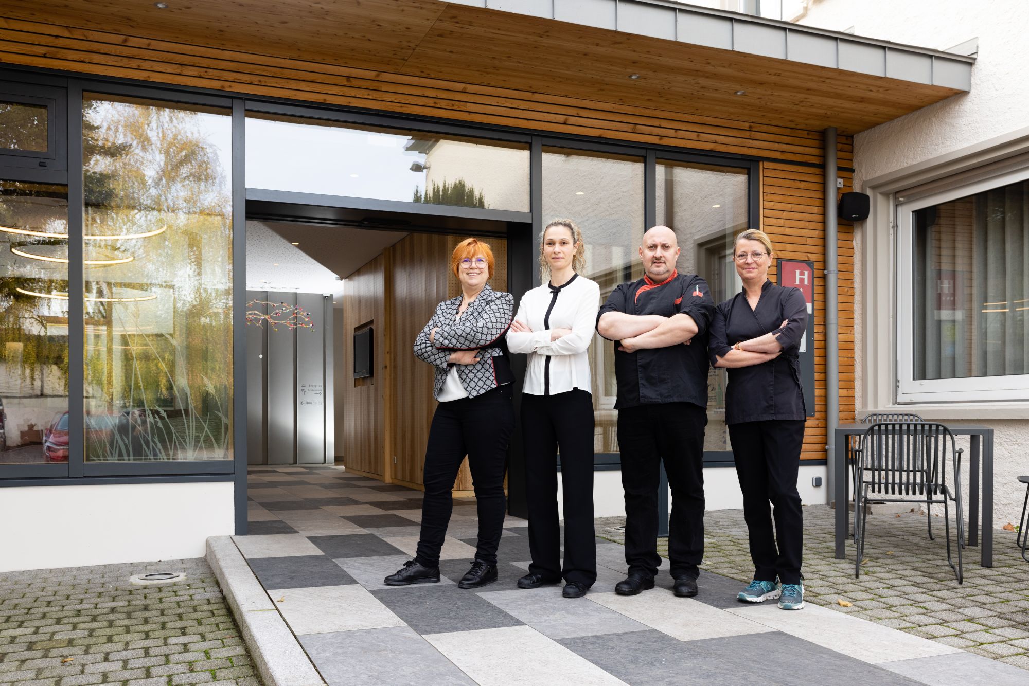 De gauche à droite : Sylvie Drey, chef réception, Carole Adam, chef restaurant, Pascal Gutknecht, chef cuisine, et Françoise Groff, gérante © Serge Nied