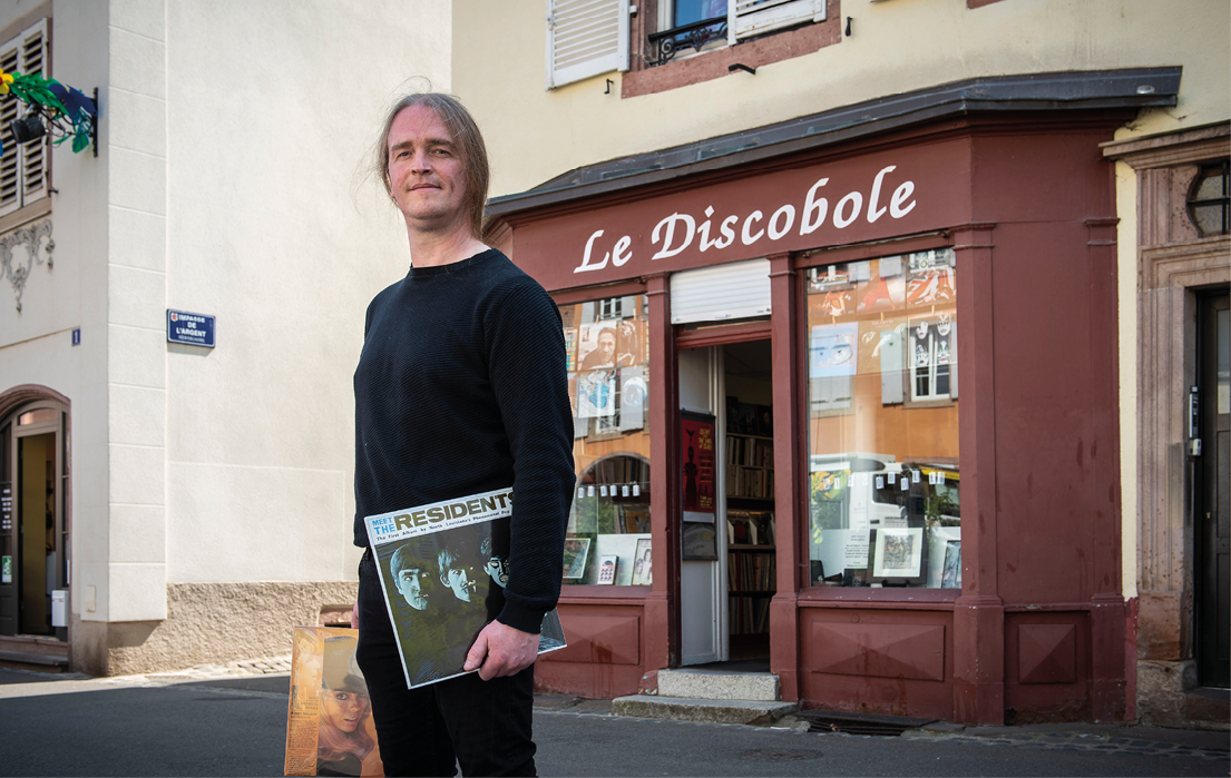 Alexis Darnoux vend essentiellement des disques vinyle neufs et d’occasion, dont il estime lui-même la valeur. © Dorothée Parent 