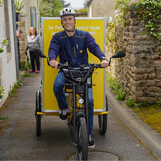 Chaque vélo-cargo de La Poste livre chaque jour  entre 60 et 120 colis en centre-ville. © Nicolas Gouhier