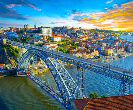 Le pont Dom Luis 1 enjambe le fleuve Douro. © Adobe Stock 