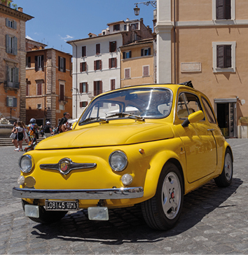 Une visite de Rome à bord d’une Fiat 500 vintage, une expérience inoubliable. © Adobe Stock 