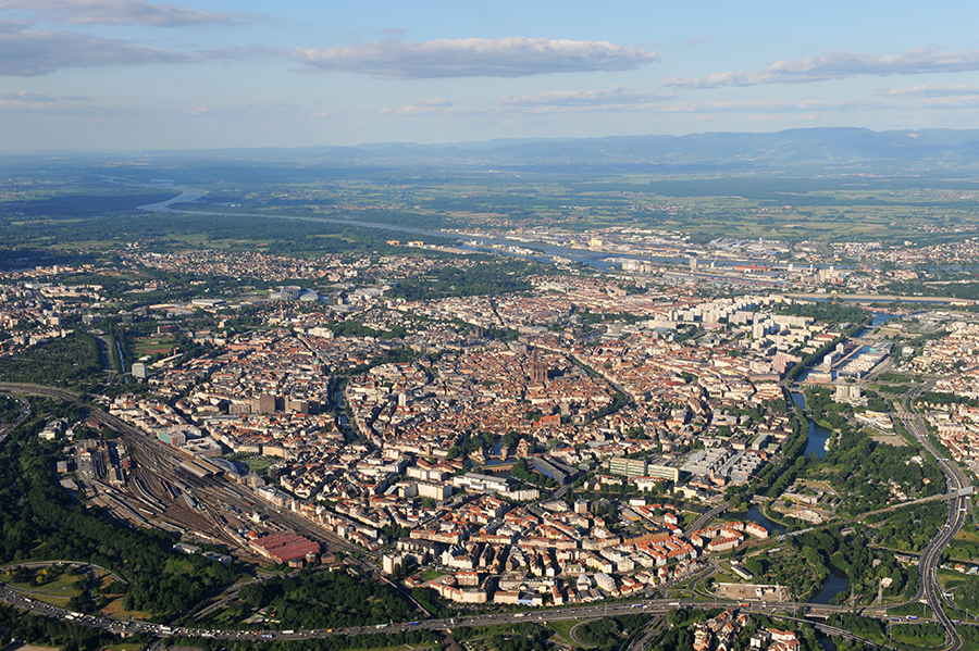Vue aérienne de Strasbourg, devenue Eurométropole le 1er janvier 2015. ©Airdiasol