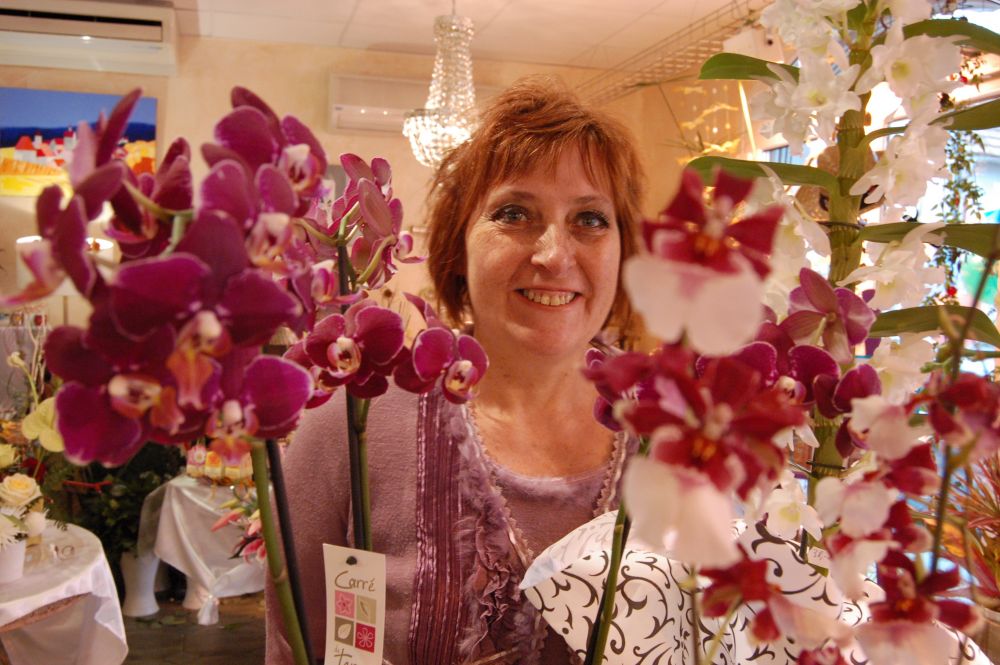 Sylvie Merckel, gérante de Perles de Fleurs à Wolfisheim, a un petit faible pour les orchidées. Photo Léa Davy