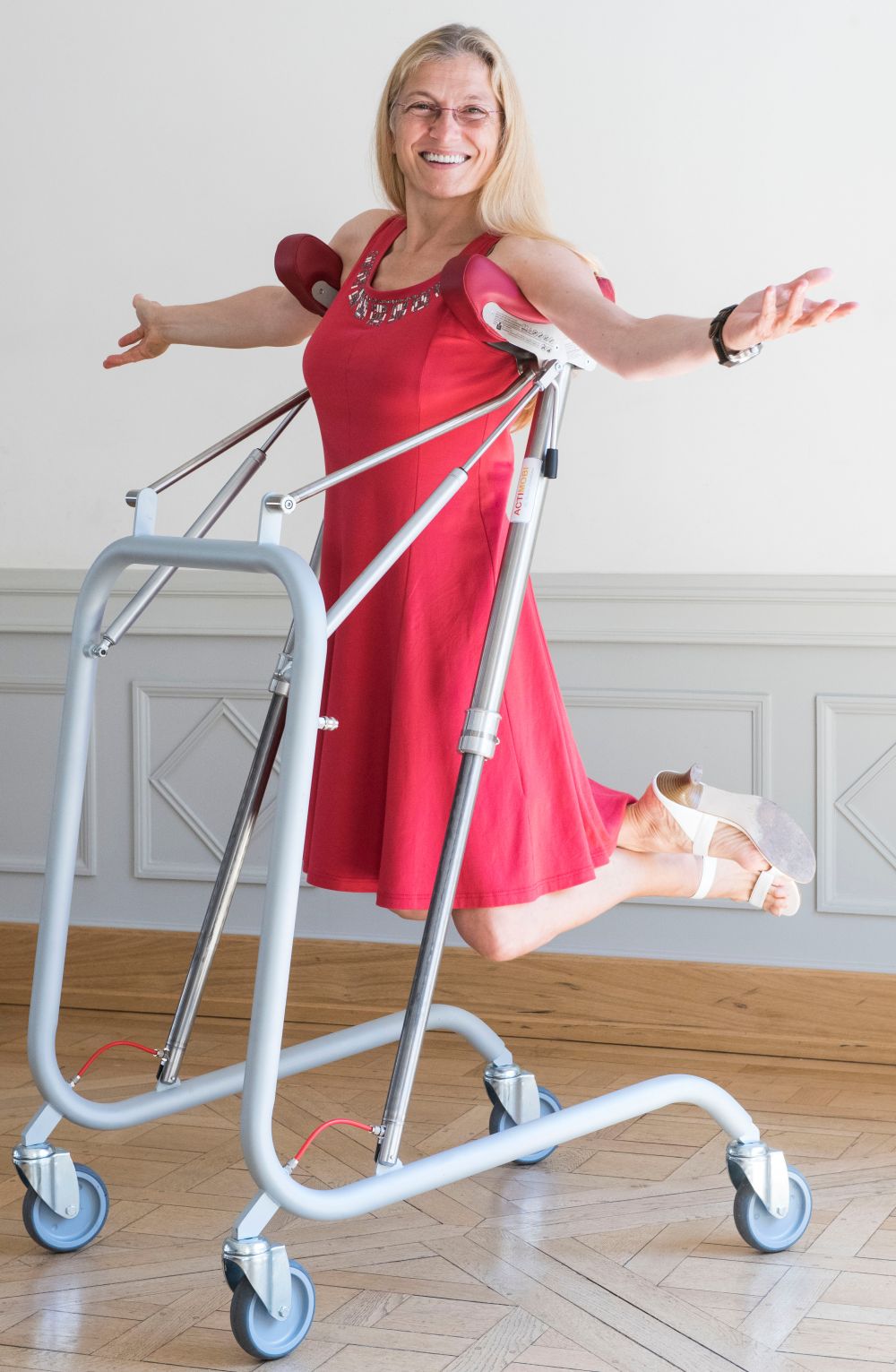 Viviane Zeller, créatrice de l'appareil Actimobi, destiné aux personnes en perte de mobilité. Un innovation créée et produite en Alsace © DP